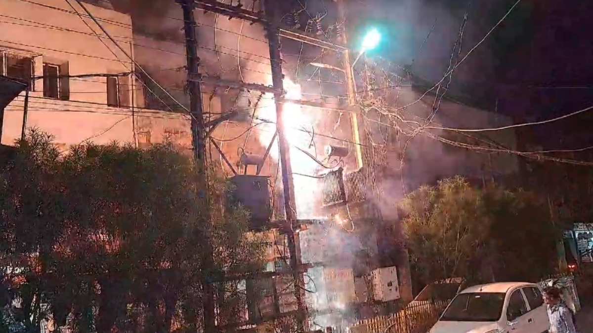 Narmadapuram News: ट्रांसफार्मर में लगी भीषण आग, लोगाें में मची अफरा-तफरी