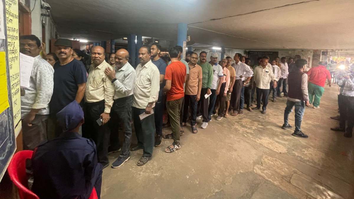Lok Sabha Election 3rd Phase Voting : वोटिंग शुरू होते ही खराब हुई मशीन, लाइन में लगे वोटर हो रहे परेशान