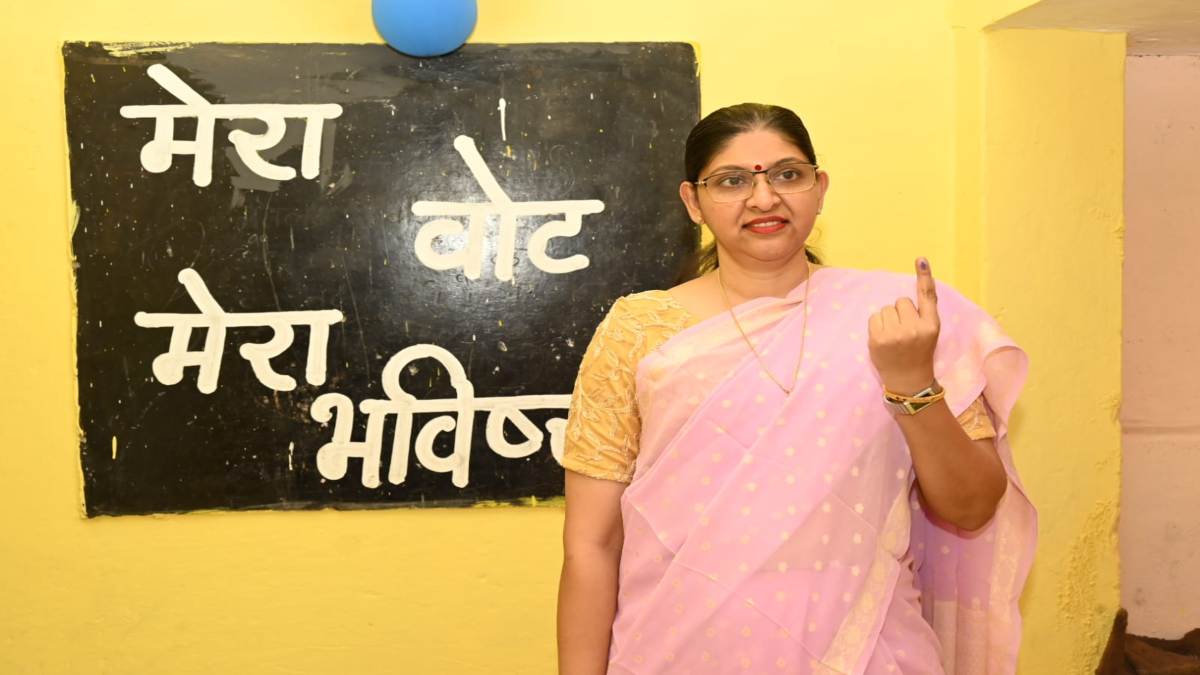 मुख्य निर्वाचन पदाधिकारी रीना बाबासाहेब कंगाले ने डाला वोट, सभी मतदाताओं से की मतदान करने की अपील