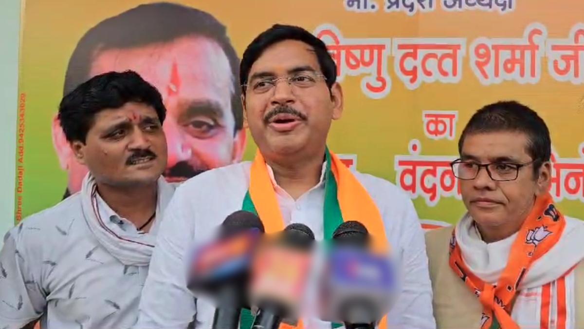 BJP का दिग्विजय सिंह पर तंज: कहा- जिन्होंने पानी पी- पीकर सनातन को कोसा, उन्हें जनता ने साढ़े तीन लाख वोट से हराया