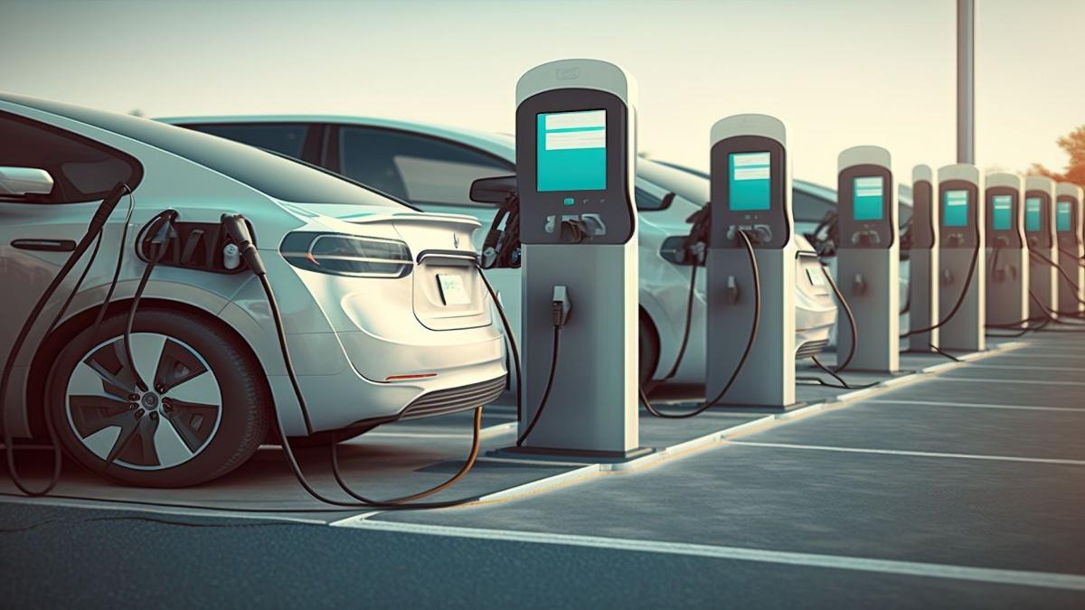 EV Charging Station: साहिबाबाद आरआरटीएस स्टेशन पर बना पहला ई-वाहन चार्जिंग स्टेशन, जानिए कैसे उठा सकते हैं लाभ