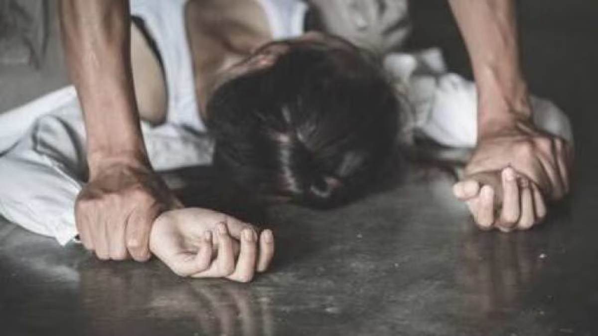 नाबालिग लड़की से दरिंदगी: पड़ोसी ने डरा धमका कर किया रेप, घर में दिया वारदात को अंजाम