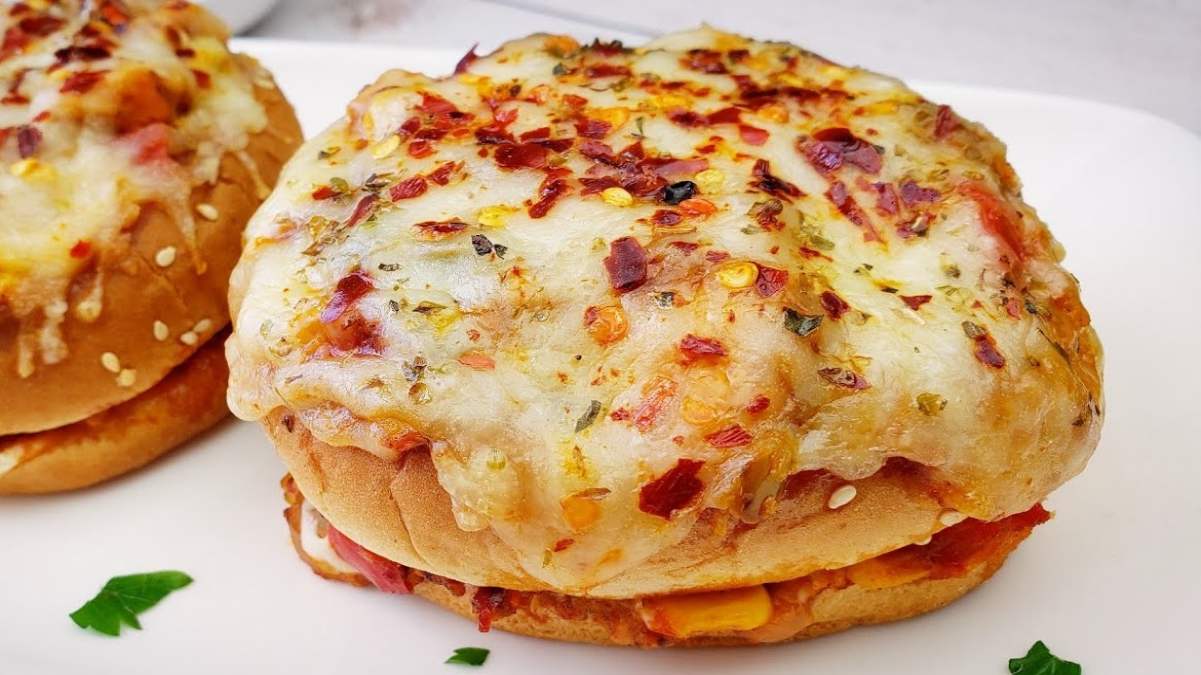बेहद लजीज है Burger Pizza, आप भी घर जरूर करें Try …