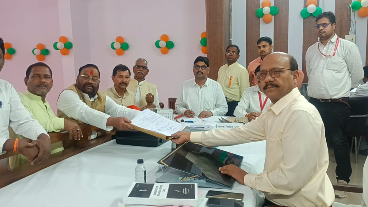 लोकसभा चुनाव 2024 : राष्ट्रीय शोषित समाज पार्टी के अध्यक्ष स्वामी प्रसाद मौर्य ने दाखिल किया नामांकन