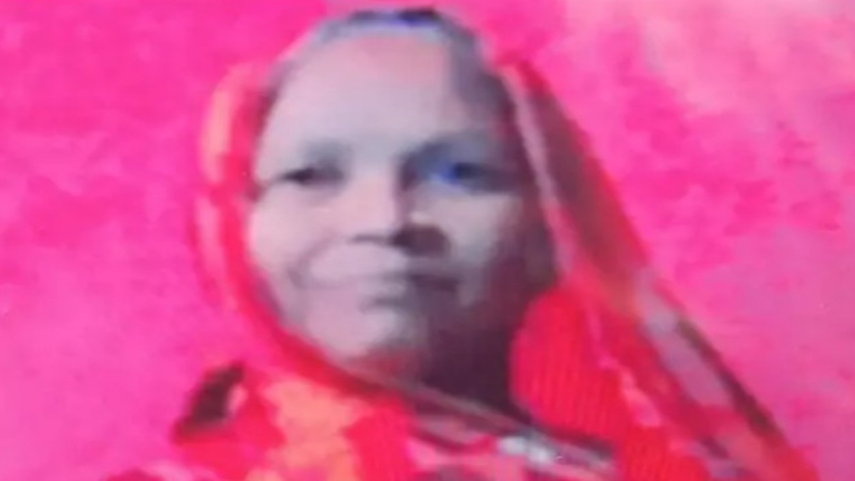 Crime News: पति ने पत्नी को कुल्हाड़ी से काटकर उतारा मौत के घाट, घर में मिली लहूलुहान लाश, आरोपी फरार