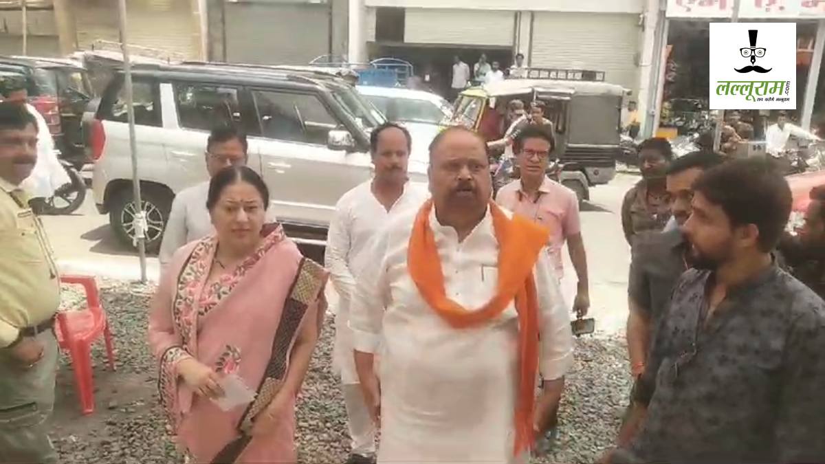 Lok Sabha Election 2024 Phase 4: मंत्री चेतन्य कश्यप ने पत्नी के साथ किया मतदान, कहा- सभी सीटों पर जीत रही बीजेपी