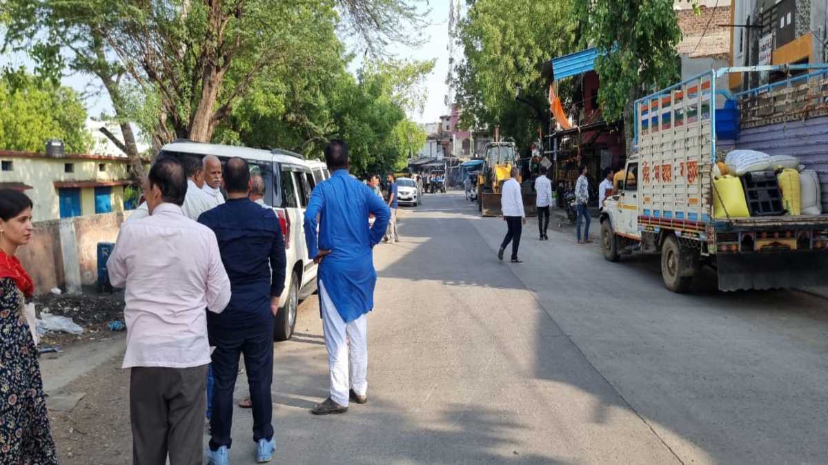 दिनदहाड़े लूट से मचा हड़कंप: बदमाशों ने 3 व्यापारियों से लूटे लाखों के जेवरात, धारदार हथियार से किया हमला