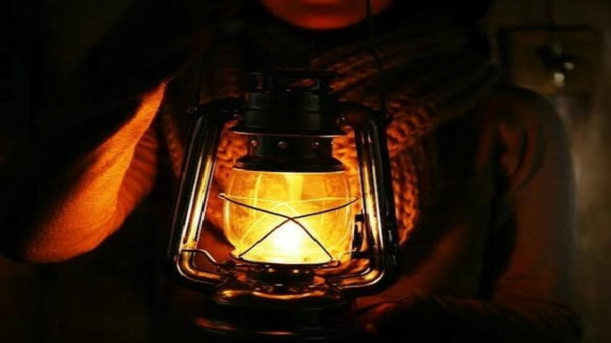 KATNI NEWS: ट्रांसफार्मर जलने से गांव में छाया अंधेरा, ग्रामीणों ने कलेक्टर से की समस्या के निराकरण की मांग