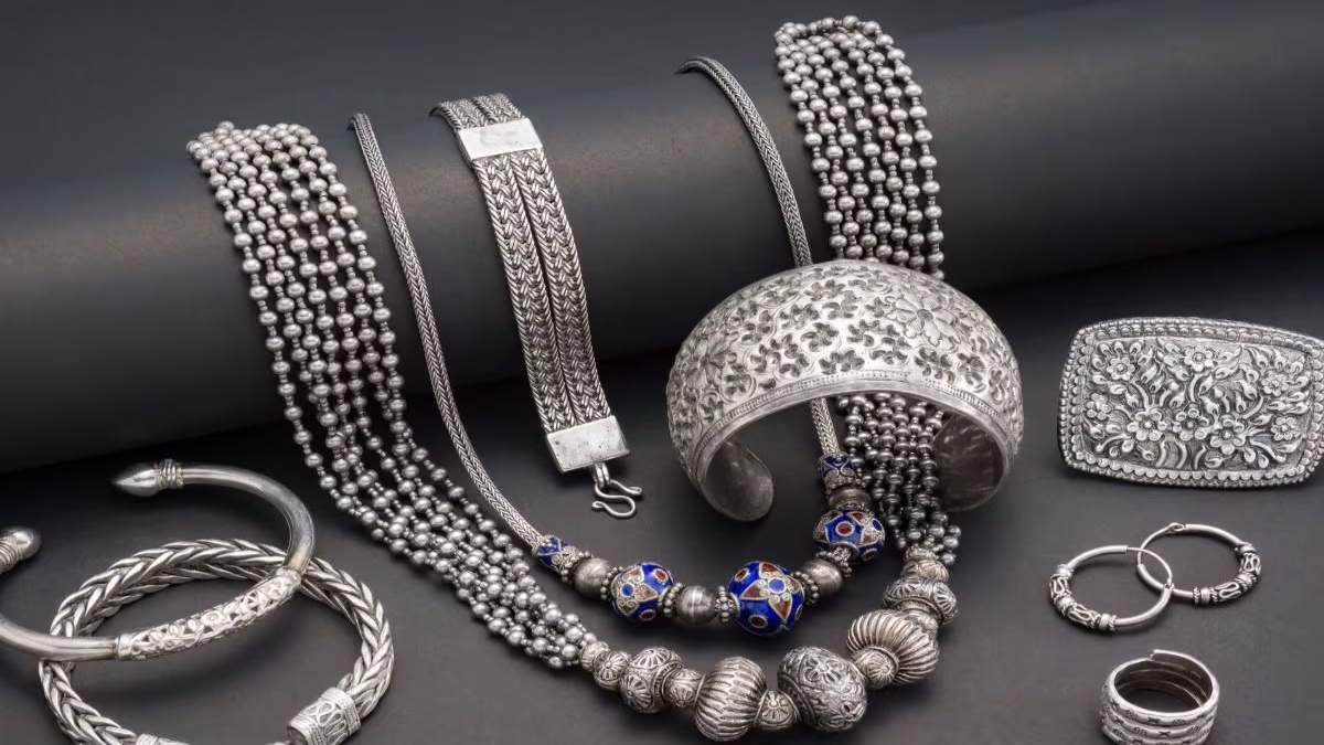 इन 4 राशि के लोगों को नहीं पहनने चाहिए चांदी के गहने, फायदे से ज्यादा हानि की संभावना…