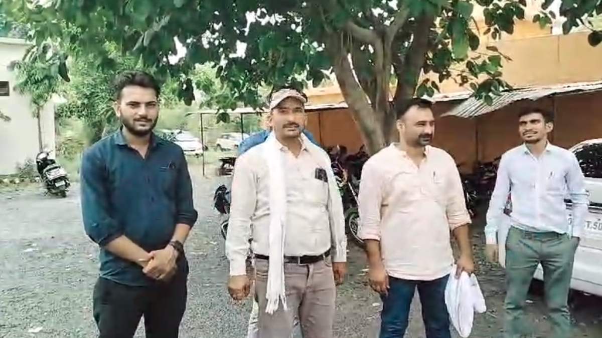 बिल लेने गए लाइनमैन को हकीम ने पीटा: पुलिस ने नहीं लिखी FIR, SDM से शिकायत के बाद भी नहीं हुई कार्रवाई, कर्मचारी हुए लामबंद, दिनभर गुल रही बिजली
