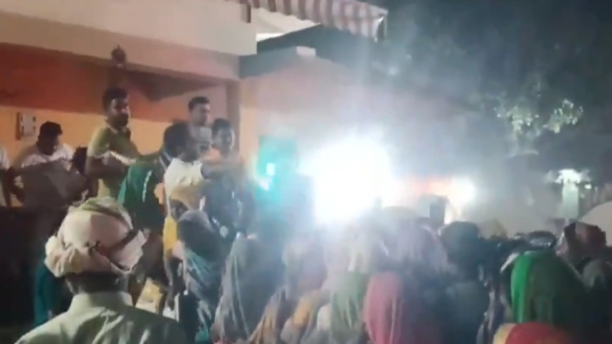 BJP प्रत्याशी ने महिलाओं को बांटी साड़ियां, सोशल मीडिया पर Video हुआ वायरल