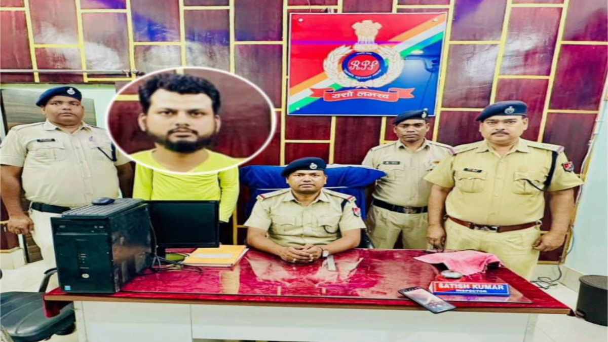 रेलवे टिकट दलाल गिरफ्तार, चॉइस सेंटर की आड़ में चला रहा था अवैध कारोबार, कंप्यूटर, लैपटॉप समेत अन्य सामान जब्त