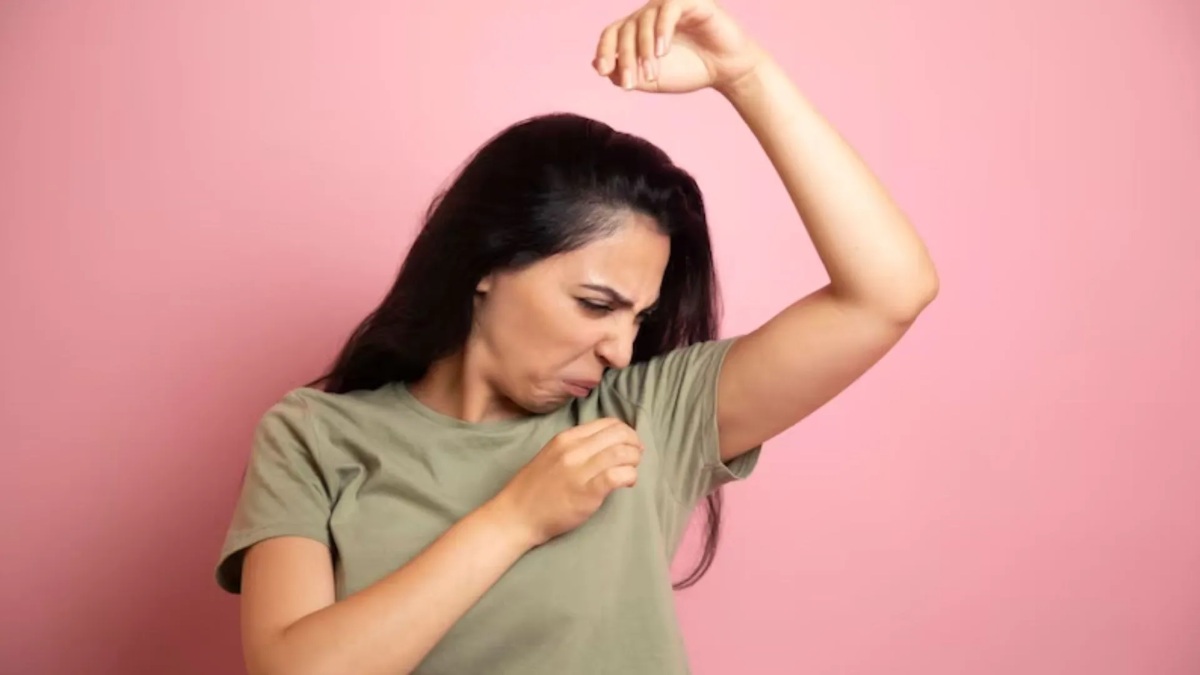 गर्मी में पसीने की बदबू से आपको भी होना पड़ता है शर्मिंदा, तो अब इन घरेलू Tips को follow कर रहें Fresh