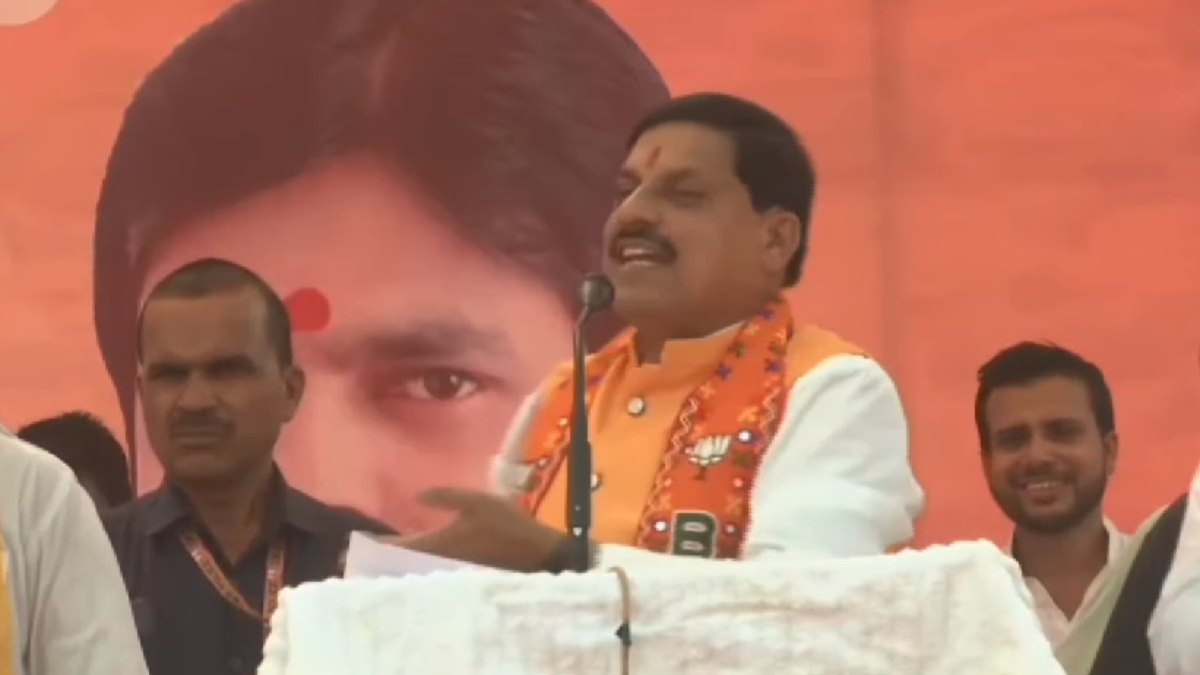 यूपी में CM मोहन का राहुल गांधी पर तंज: कहा- ‘ऐसी मार पड़ी कि दोबारा अमेठी जाने की हिम्मत ही नहीं जुटा पाए’, अखिलेश यादव को भी लिया आड़े-हाथ