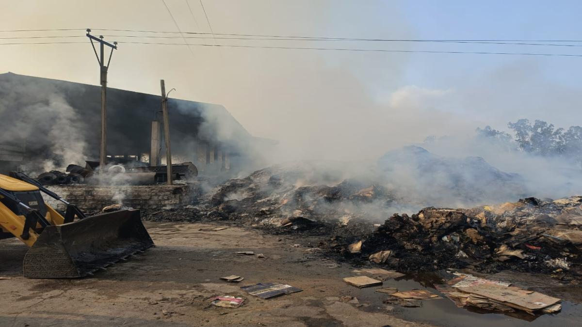 पेपर फैक्टी में लगी भीषण आग: करोड़ों का माल जलकर खाक, आग पर काबू पाने जुटी फायर ब्रिगेड की टीम