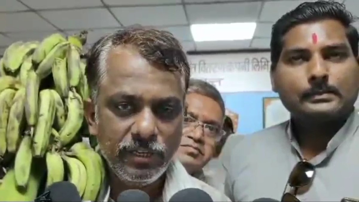 बिजली दफ्तर में किसानों का हंगामाः केबल जलने से 20 दिनों से गांव में बत्ती गुल, खेत सूखे, दी आंदोलन की चेतावनी