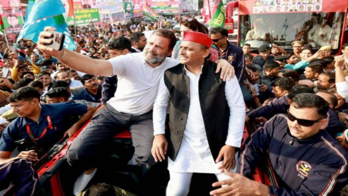 राहुल गांधी और अखिलेश यादव की सभा में भीड़ हुई बेकाबू, बैरिकेटिंग तोड़कर अंदर घूसे लोग, जमकर हुआ हंगामा