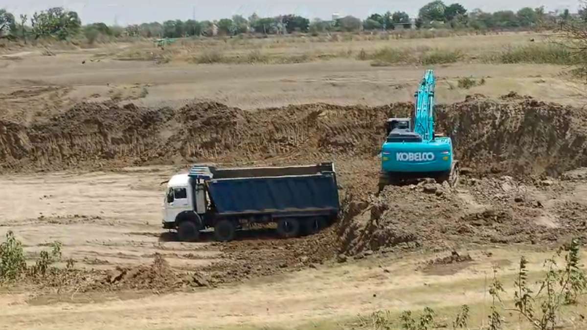 अफसरों पर सांठगांठ के आरोप: सड़क निर्माण कंपनी ने तालाब से फ्री में मिट्टी निकालकर किसानों को बेची, लाखों वसूले
