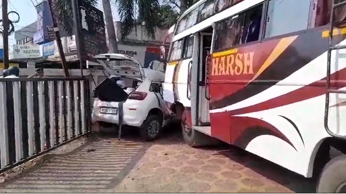चलती बस में चालक को आया मिर्गी का दौराः सड़क किनारे खड़ी कार में जा घुसी, बाल बाल बचे यात्री