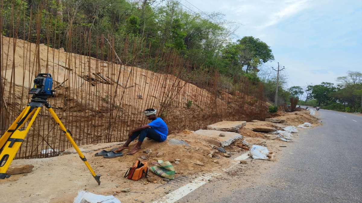 दुर्घटना को दे रहे न्योता ! निर्माणधीन रिटर्निंग वॉल के पास नहीं लगाया गया बोर्ड या लाल पट्टी, जिम्मेदार मौन