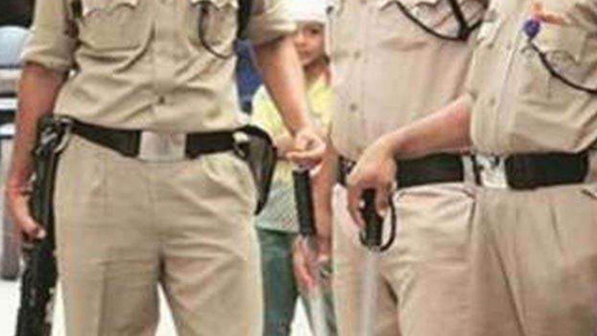 खाकी की गुंडई: महिला ने 2 पुलिसकर्मियों पर लगाया पैसे मांगने और मारपीट का आरोप, SP ने दिए जांच के निर्देश