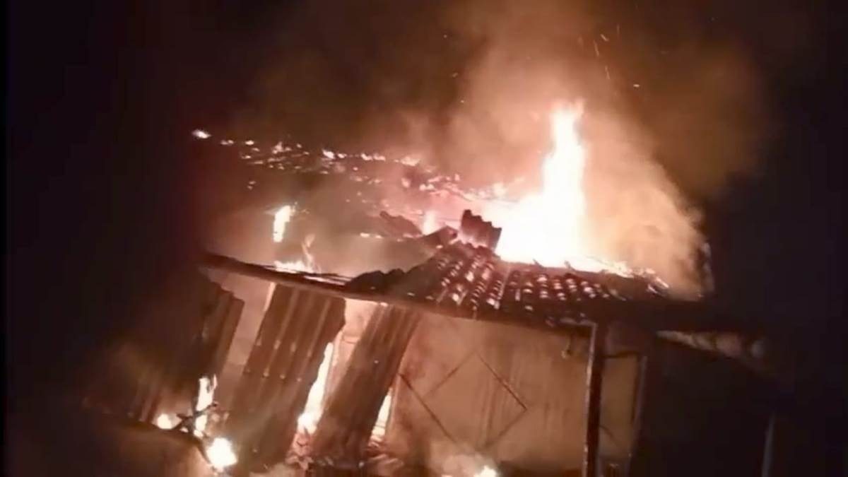Chhattisgarh : किराना दुकान में जिंदा जली महिला, डिब्बे से पेट्रोल निकालने के दौरान हुआ हादसा, आग से सब कुछ जलकर खाक, देखें VIDEO…