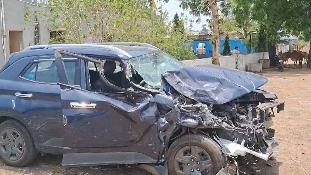 बड़ा हादसा टलाः कार का टायर फटने से बस से टक्कराई, कार के उड़े परखच्चे, एयरबैग खुलने से कोई जनहानि नहीं