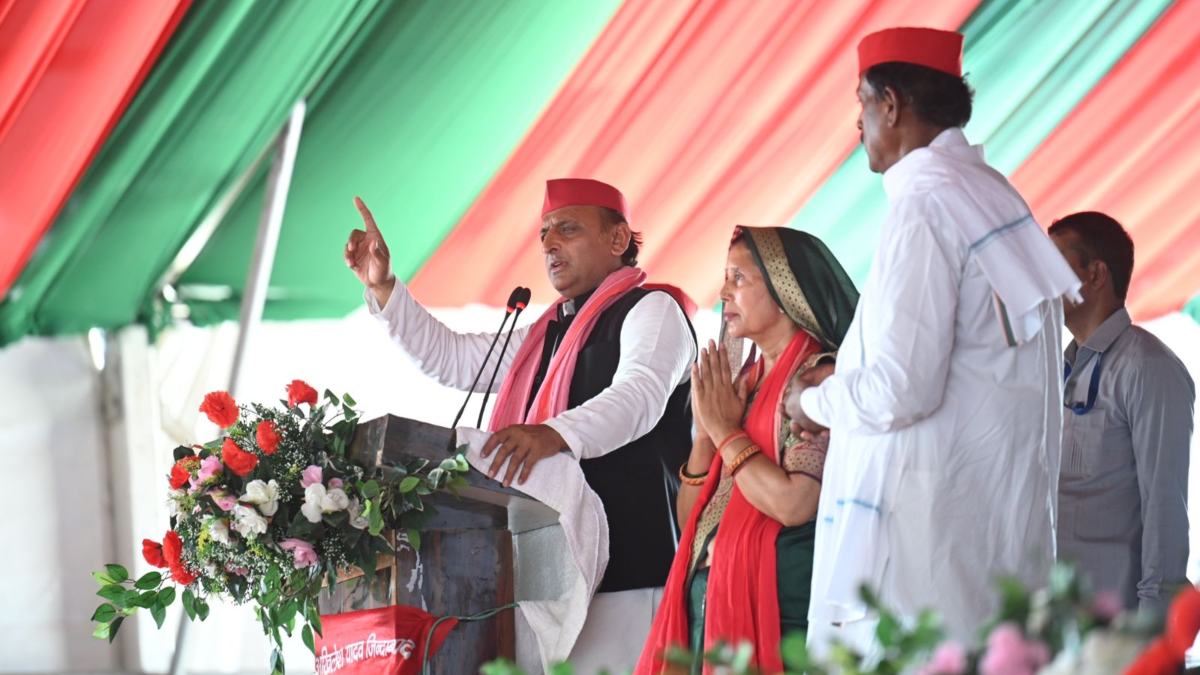 एक तरफ संविधान हटाने वाले और दूसरी तरफ बचाने वाले हैं, हिसाब आपको करना है – अखिलेश यादव