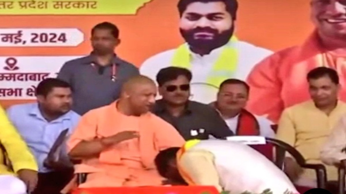 मंच पर अरविंद राजभर ने CM योगी को किया दंडवत प्रणाम, फिर मुख्यमंत्री ने दी ये प्रतिक्रिया…