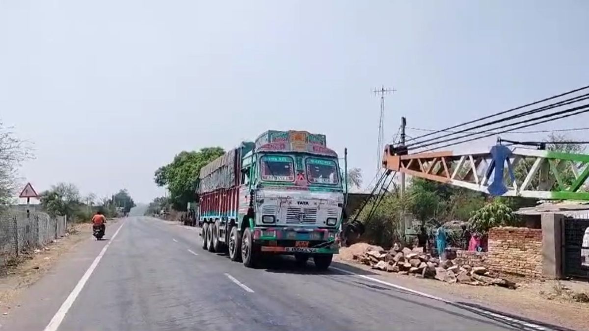 दर्दनाक हादसाः आंगन में सो रहे एक ही परिवार को 4 लोगों को ट्रक ने रौंदा, एक महिला की मौत, तीन घायल
