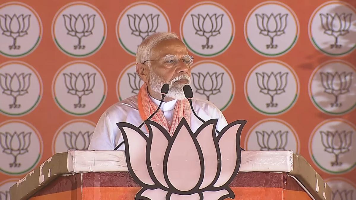 प्रतापगढ़ में PM मोदी ने विपक्ष पर बोला हमला, कहा- ये फिर से पाकिस्तान के पास गुलाब लेकर जाएंगे, कबूतर उड़ाएंगे…