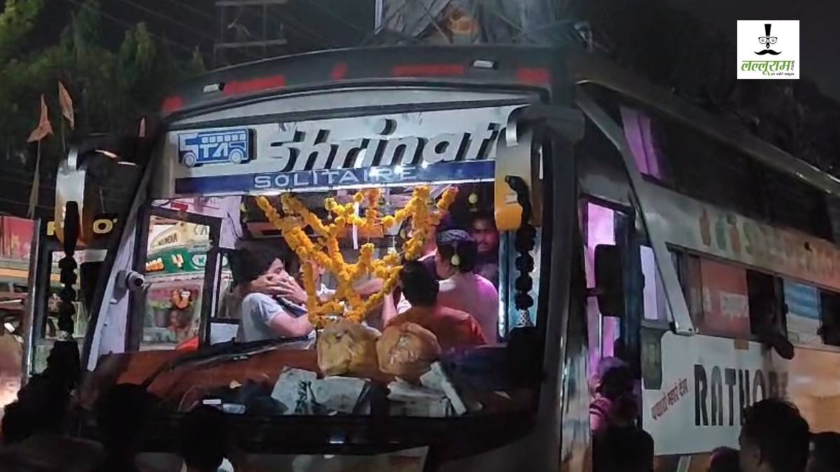 बस देरी से आने का कारण पूछना पड़ा भारी: ट्रैवल्स स्टाफ ने यात्रियों से की मारपीट, VIDEO वायरल