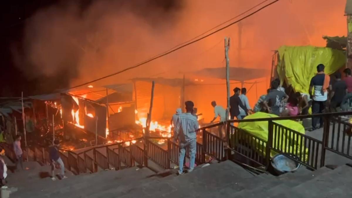 विंध्यवासिनी माता मंदिर पहाड़ी में लगी भीषण आग: 8 से 10 दुकानें जलकर राख, लपटों पर काबू पाने की कोशिश जारी