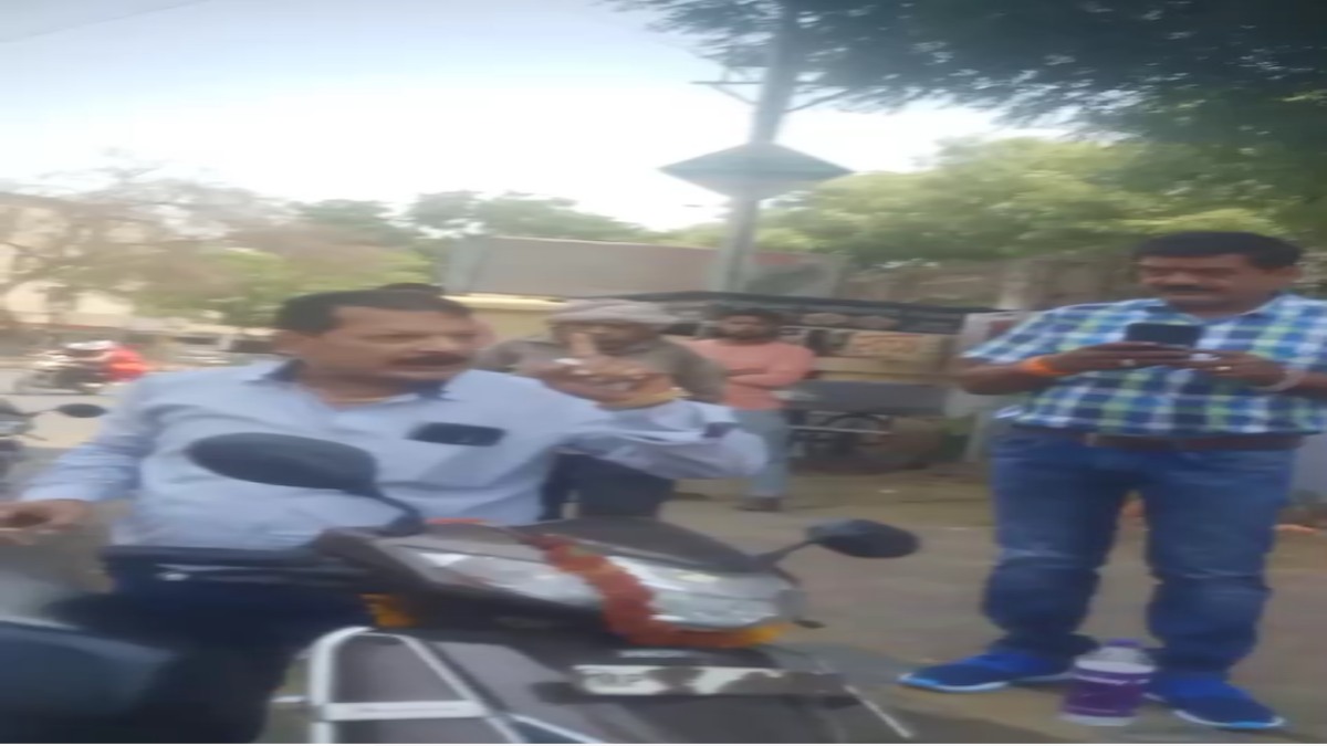 बिजली कंपनी के GM और पुलिसकर्मी बीच सड़क भिड़ गएः वीडियो वायरल, जानिए क्या है मामला