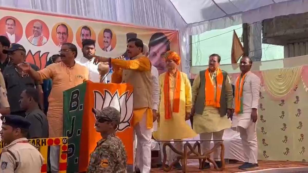 सीएम ने पुलिस को मंच से लगाई फटकार: वीडियो वायरल, जानिए क्या है मामला