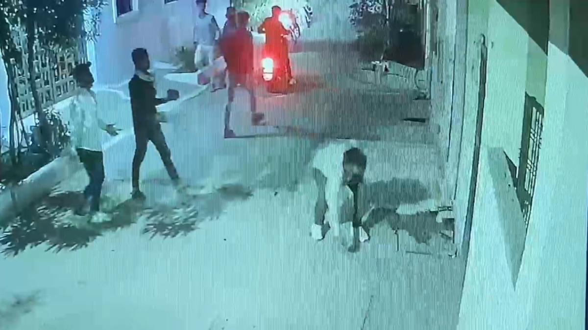 एसी मैकेनिक के घर पथरावः बदमाशों की करतूत सीसीटीवी कैमरे में कैद, दो आरोपी गिरफ्तार