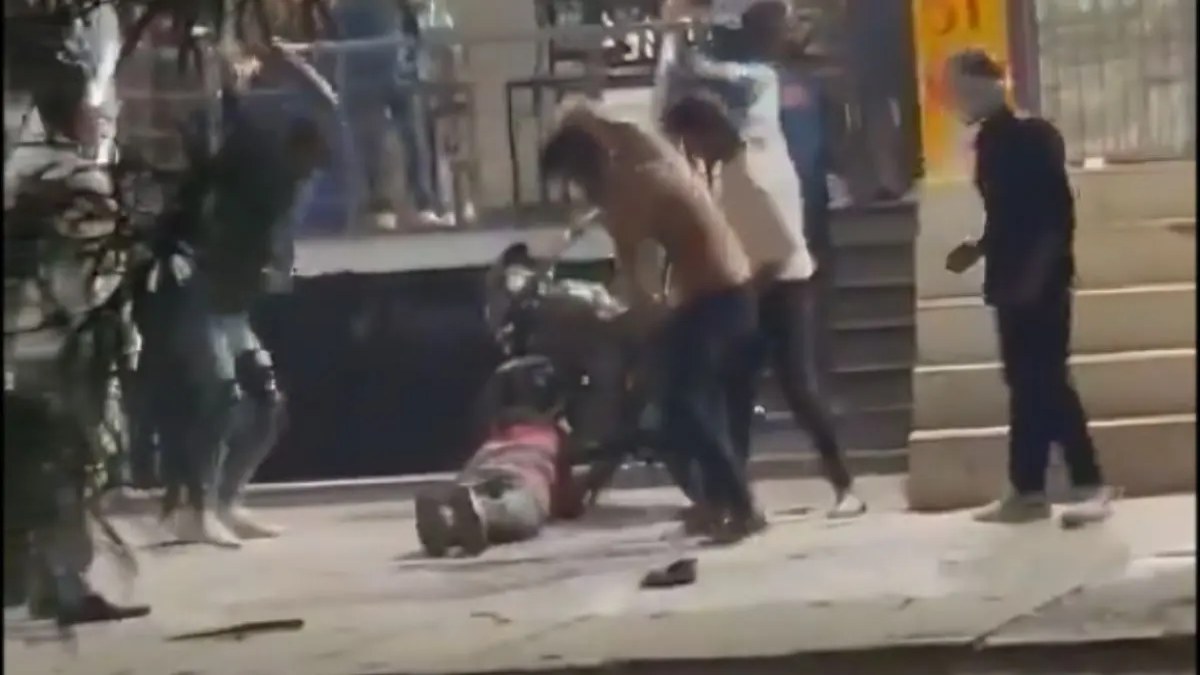 UP में बदमाश बेखौफ : चार बदमाशों ने एक युवक को लाठी-डंडो से बुरी तरह पीटा, Video वायरल
