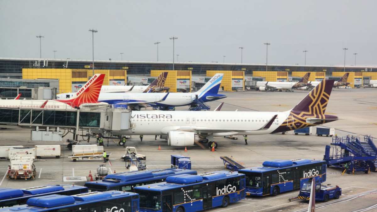 Delhi Bomb Threat: IGI एयरपोर्ट को बम से उड़ाने की धमकी, दो अस्पतालों को भी मिला धमकी भरा ई-मेल, सर्च ऑपरेशन जारी