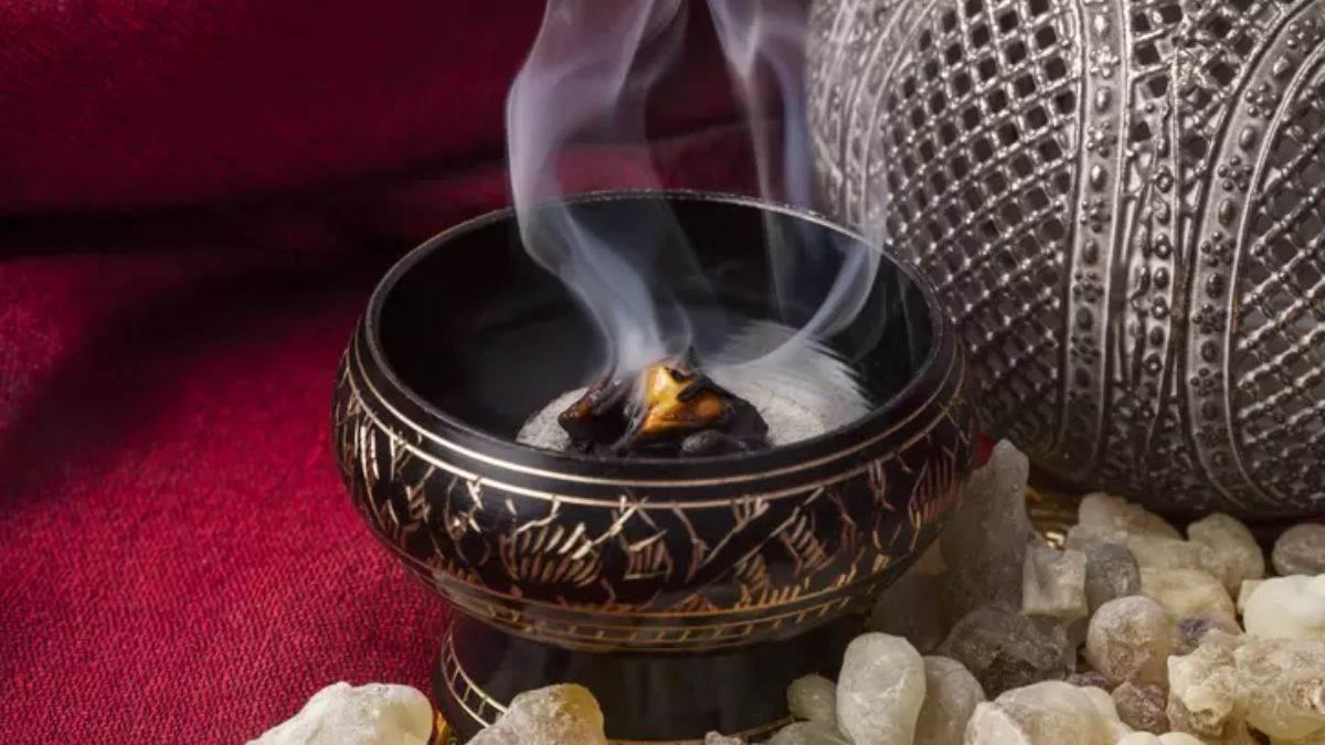 पैसों की तंगी से लेकर घरेलू क्लेश तक, गुग्गल धूप के इस उपाय से दूर होगी सारी परेशानियां…