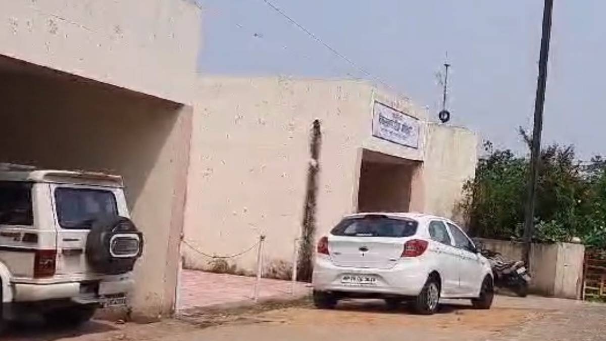 BEO ऑफिस में 1 करोड़ 32 लाख का घोटाला: बाबू ने अपने, पत्नी और अन्य रिश्तेदारों के खातों में डलवाए रुपये