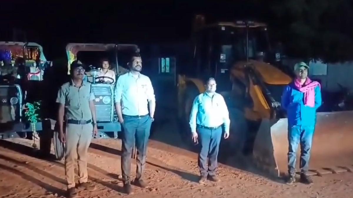 राजस्व विभाग का छापा: मिट्टी का अवैध खनन-परिवहन करते तस्करों को दबोचा, 4 ट्रैक्टर-ट्रॉली, एक जेसीबी मशीन जब्त