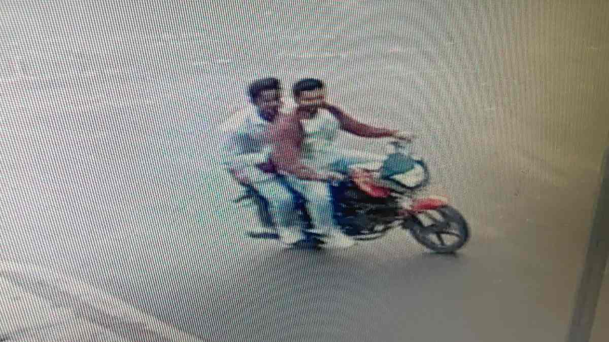 2 लुटेरे चढ़े पुलिस के हत्थे: 100 से ज्यादा CCTV फुटेज खंगालने के बाद पकड़ाए आरोपी, चेन और बाइक जब्त