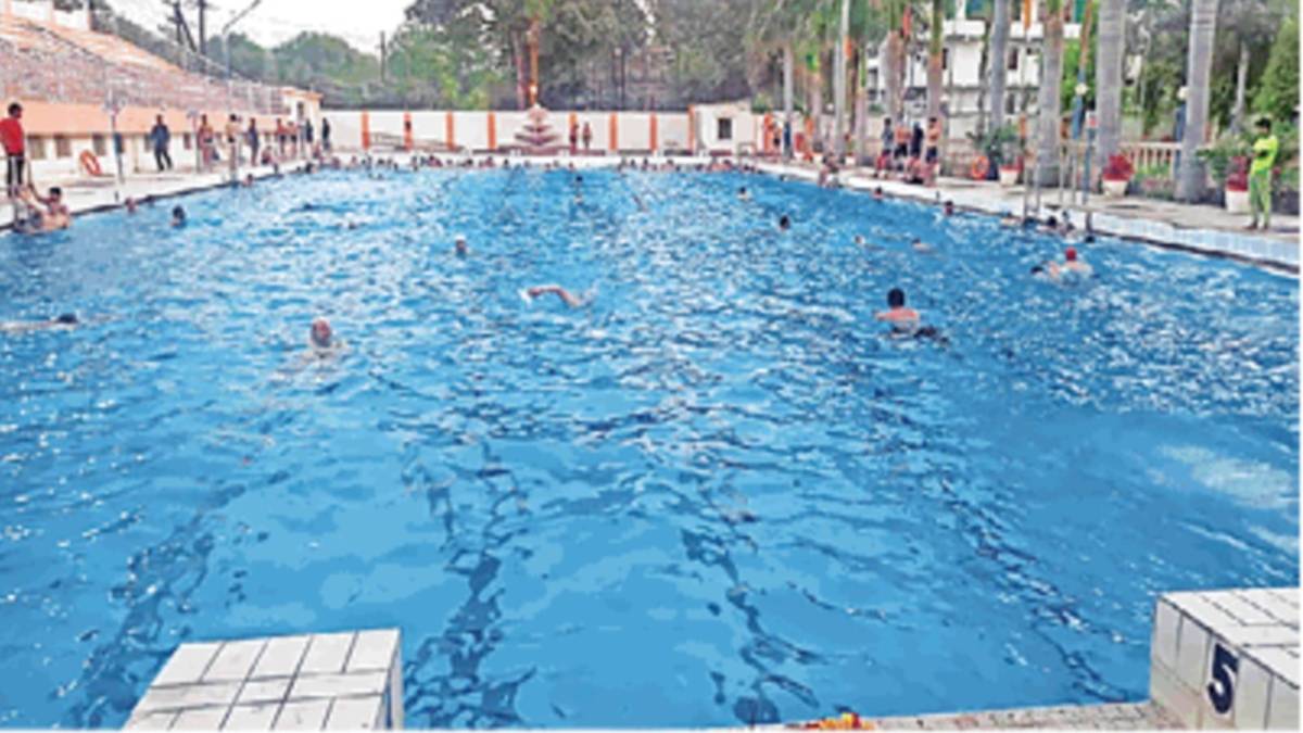 खुजली वाला स्विमिंग पूलः नहाने उतरे संभाग आयुक्त के दो बेटे सहित दर्जनों लोग बीमार, खांसी और उल्टी के साथ खुजली की शिकायत