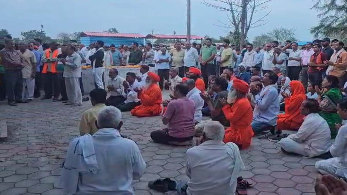 अनोखा अंतिम संस्कार: मुक्तिधाम में की गई संकीर्तन प्रार्थना, महिलाएं भी हुई शामिल, आश्चर्यचकित रह गए लोग