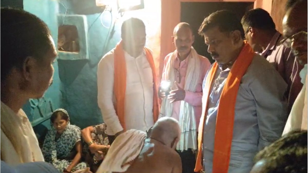 कवर्धा सड़क हादसा: मृतक के परिजनों से मिले डिप्टी सीएम विजय शर्मा, बंधाया ढांढस, हरसंभव मदद का दिलाया भरोसा