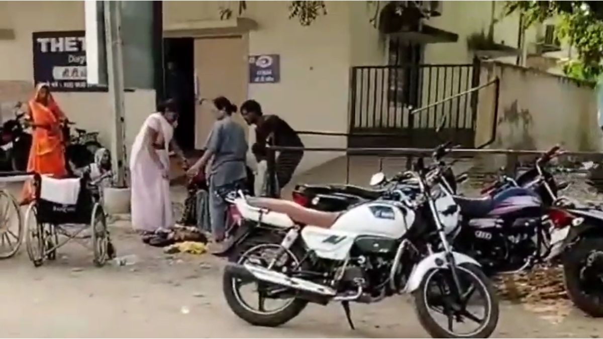 बड़ी लापरवाहीः जिला अस्पताल के बाहर महिला ने बच्चे को दिया जन्म, वीडियो वायरल