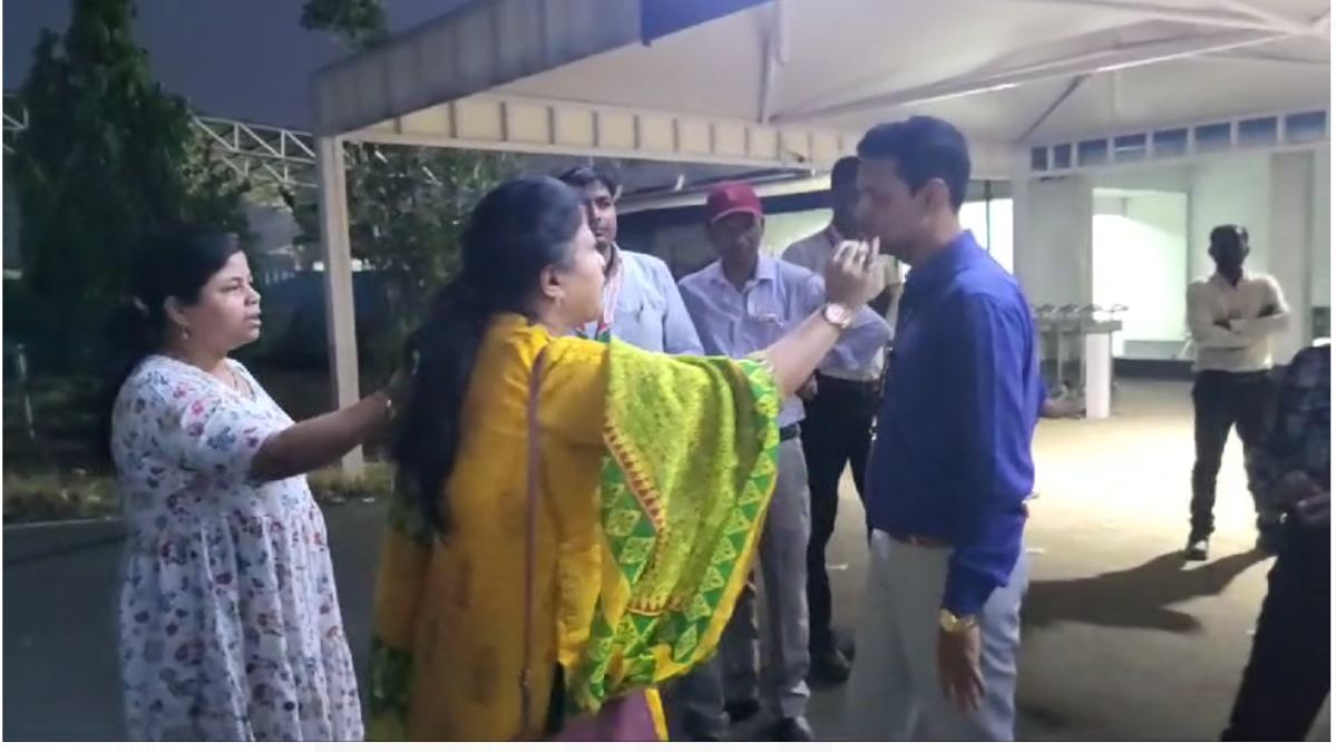 दिल्ली की फ्लाइट से लगेज नहीं आने पर भड़के यात्री, एयरपोर्ट पर मचाया हंगामा, देखें वीडियो
