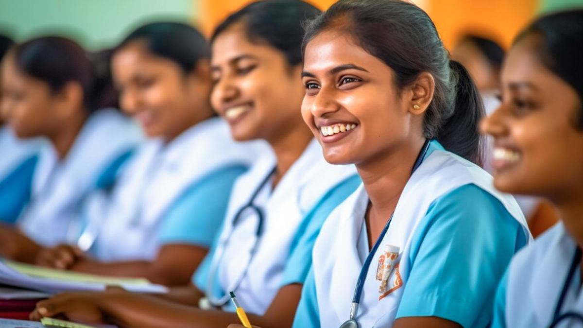 Nursing स्टूडेंट्स के खिल उठे चेहरे: फर्स्ट ईयर की परीक्षा शुरू, 30 हजार छात्र हुए शामिल