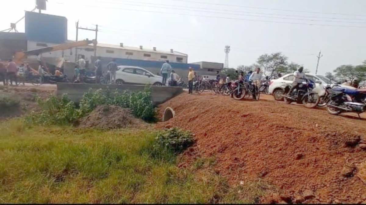 भूमाफिया ने किया गजब का कारनामा, मेन रोड के नाले को पाटकर बना दिया एप्रोच रोड, बरसात में ग्रामीणों को होगी परेशानी