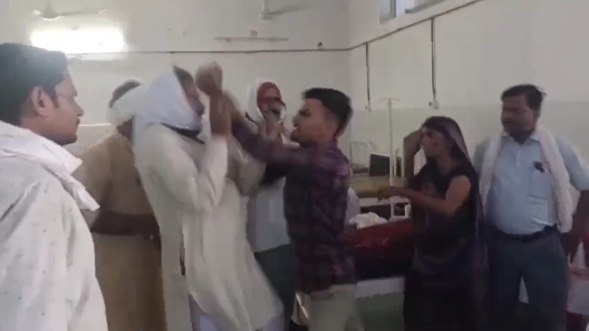 अस्पताल में दे दनादनः सुसराल और मायका पक्ष के लोग आपस में भिड़े, वजह ये रही, वीडियो वायरल
